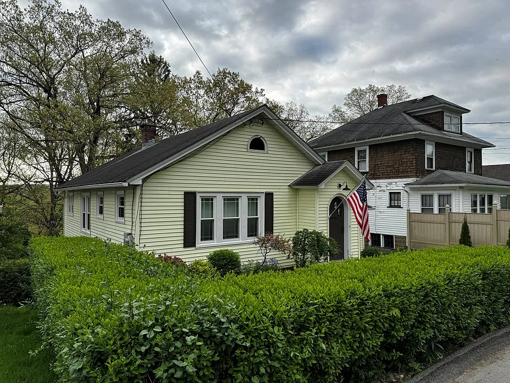 3 bed, 1.0 bath, 834 sqft, $1,200 — Photo 2