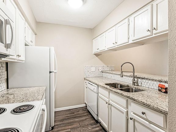 5th image of 7313 Gulf Fwy APT 403