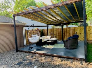 1061 Truwood Dr, Rochester Hills, MI 48307