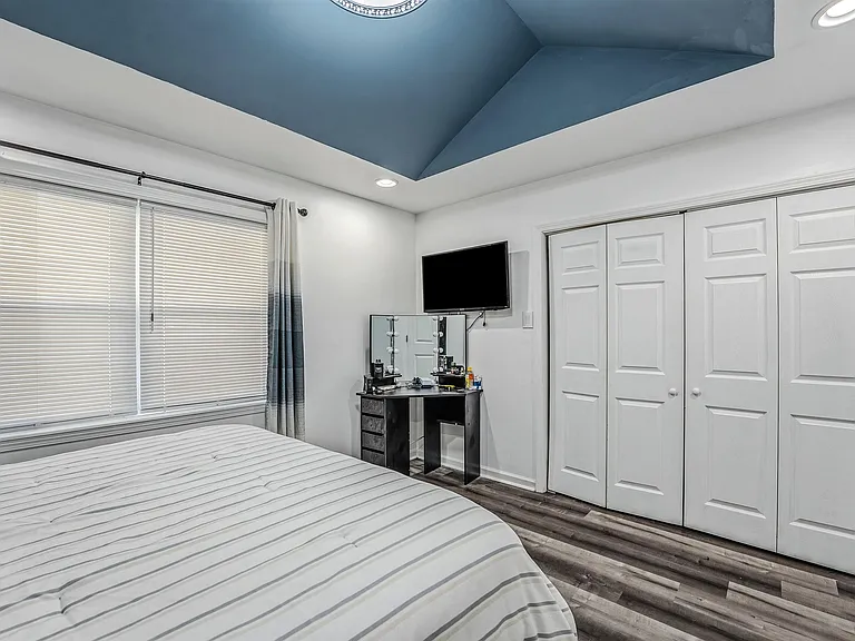 301 N Thomson Ave — Photo 24