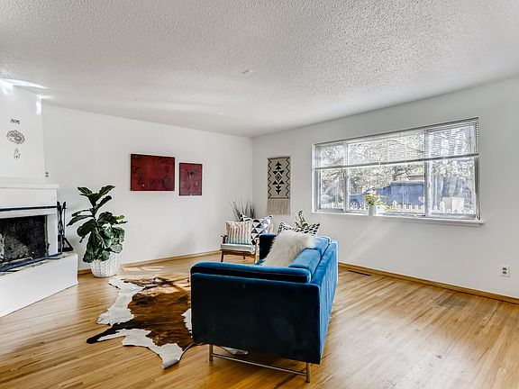 2nd image of 915 Don Gaspar Ave