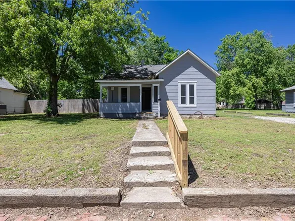 516 S 4th St, Neodesha, KS 66757