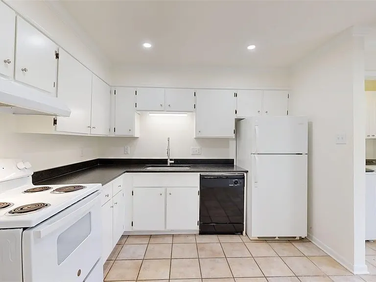 1605 Cloverdale Ct — Photo 4