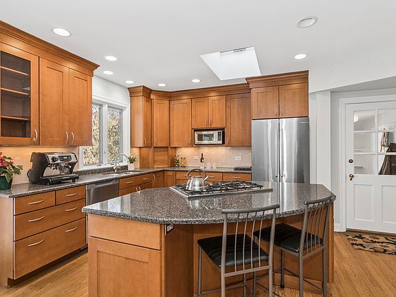 5th image of 2744 Lawndale Ave