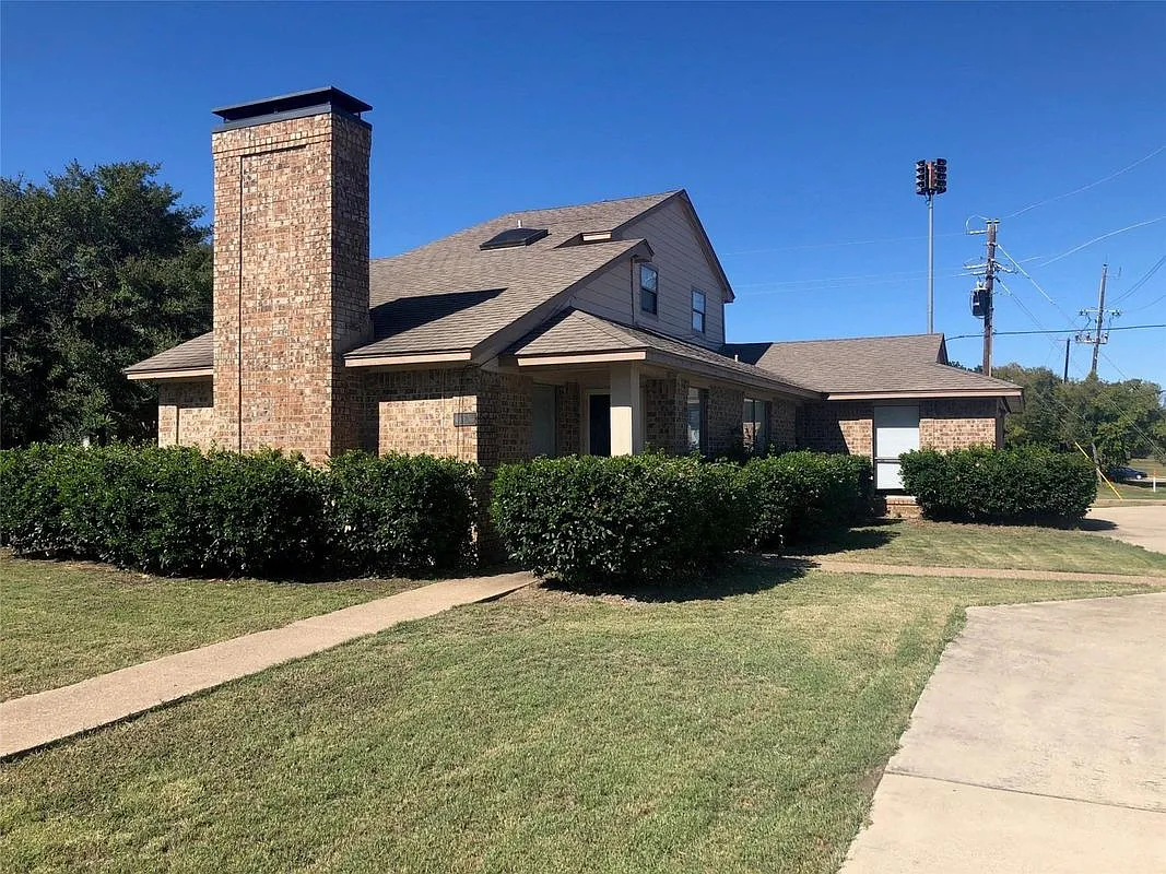 3 bed, 2.5 bath, 1600 sqft, $2,000 — Photo 1