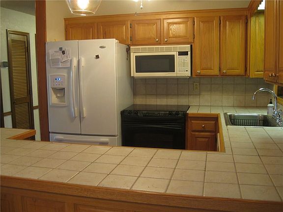 4th image of 2 Bentley Ln
