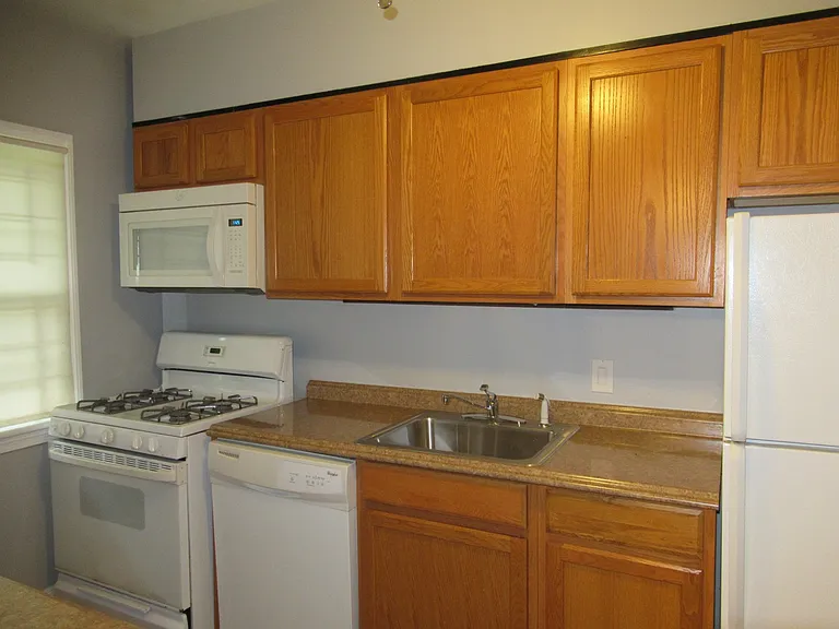 1419 Winston Ave — Photo 8