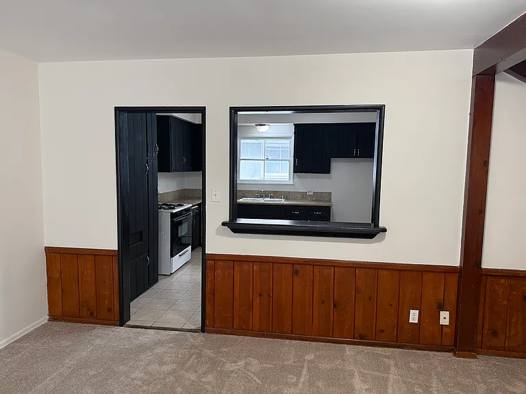 16007 Victory Blvd — Photo 11
