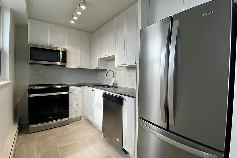 66 Spadina Rd — Photo 1