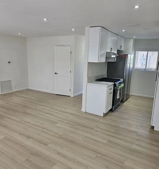 10836 Camarillo St #4 — Photo 7