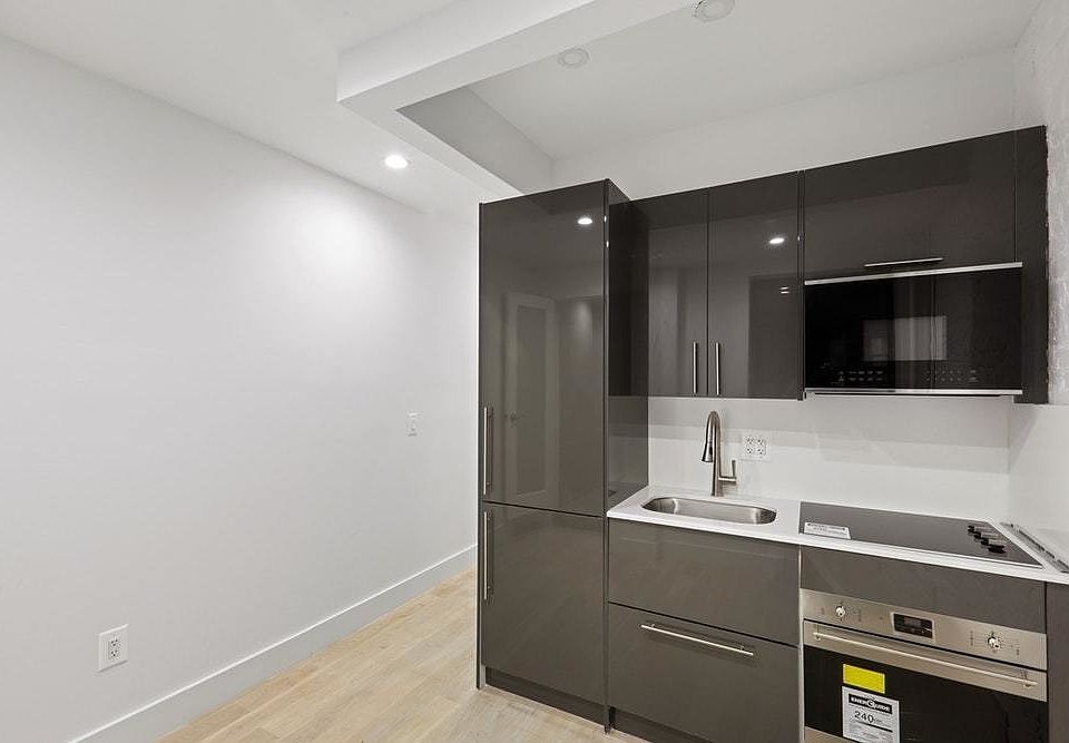 2nd image of 105 Macdougal St APT 28