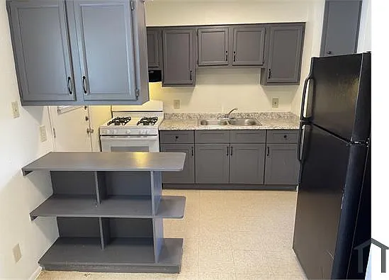 3 bed, 750 sqft, $1,300 — Photo 2