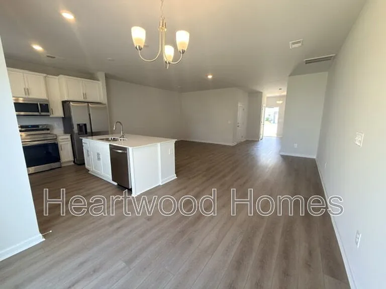 121 Bartlett Dr — Photo 3