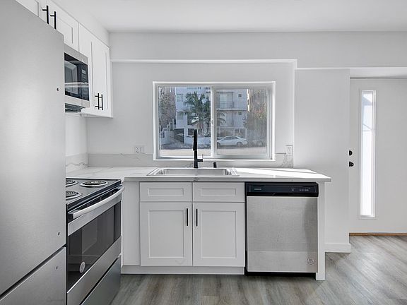 3rd image of 1610 S Beverly Glen Blvd #11