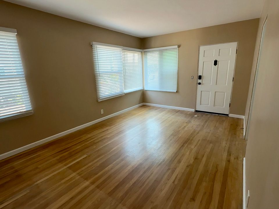 Livingroom/ front door