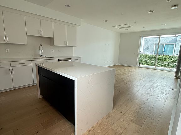 3rd image of 2925 1/2 Denby Ave