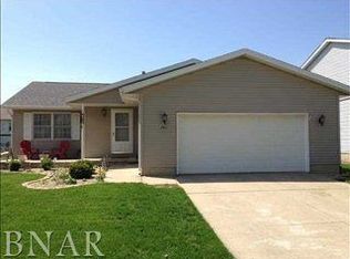 2811 Rocksbury Dr, Bloomington, IL 61705