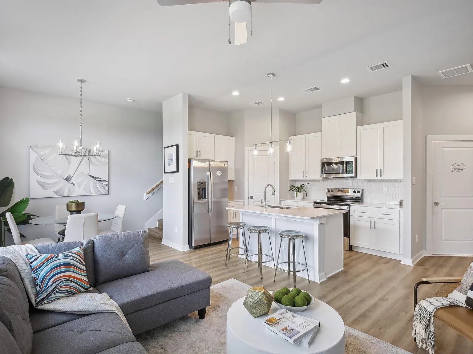 3 bed, 2.5 bath, 1500 sqft, $2,050 — Photo 3