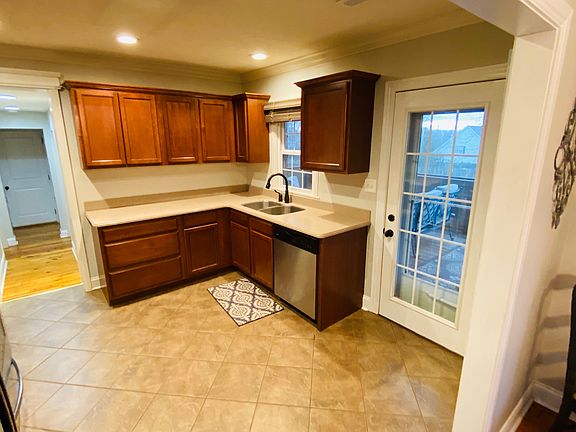 4th image of 1501 Laurens Glen Ln