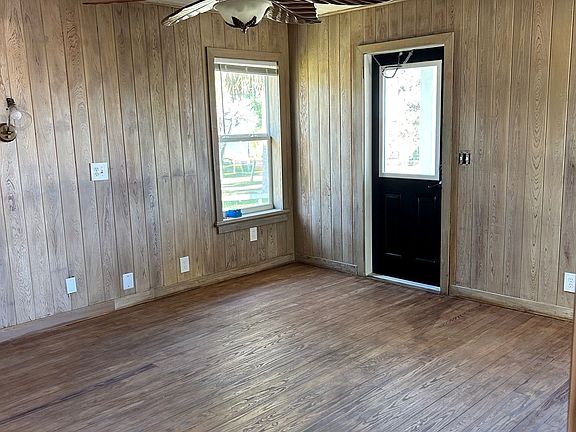 Bedroom without optional bed.