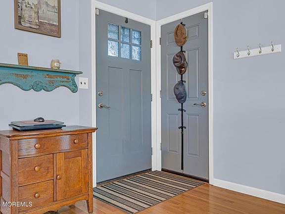 4th image of 1086 Edgebrook Drive S