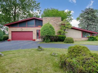 84 Timber View Dr, Oak Brook, IL 60523