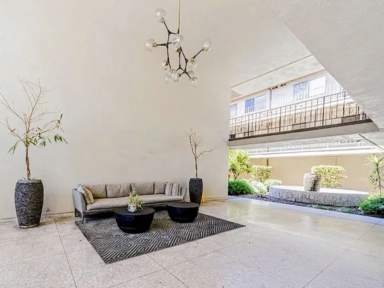 Fountainebleu Apartments — Photo 6