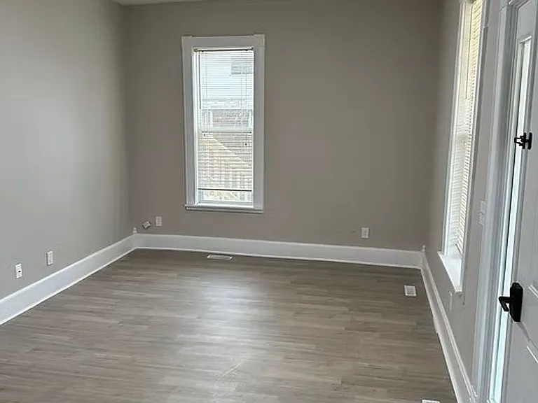 320 S Florence Ave — Photo 5