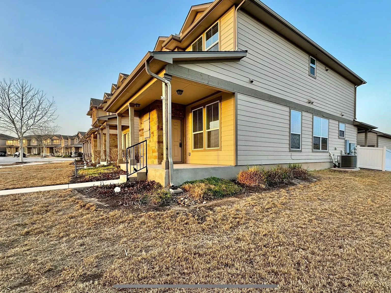 3 bed, 2.5 bath, 1779 sqft, $1,995 — Photo 3