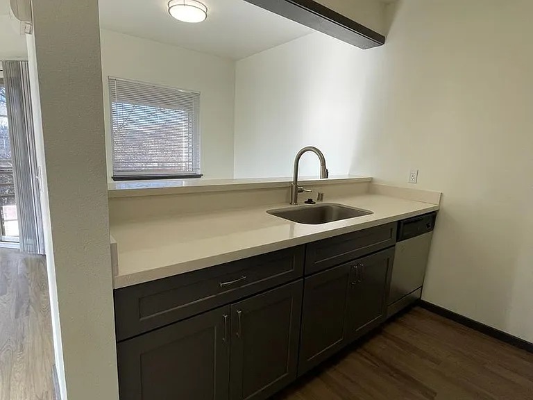 6040 Cali - Spacious 1 & 2 Units | Washer/Dryer | Private Balcony | Lots on Natural Light — Photo 34