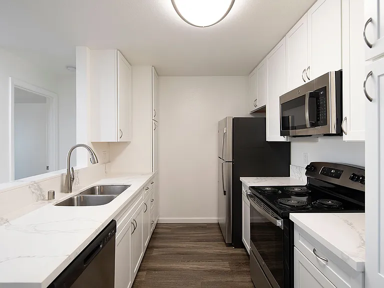 Mission Pacific Apartments — Photo 42