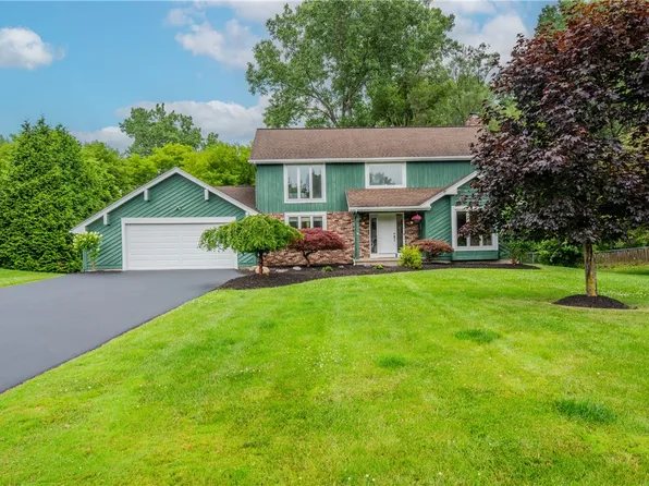 8 Pond Valley Cir, Penfield, NY 14526