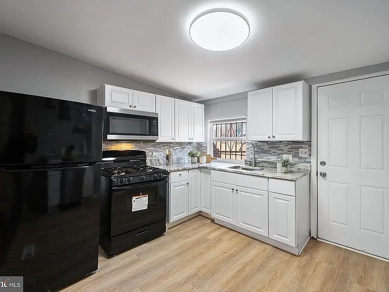 1028 W Cross St — Photo 13