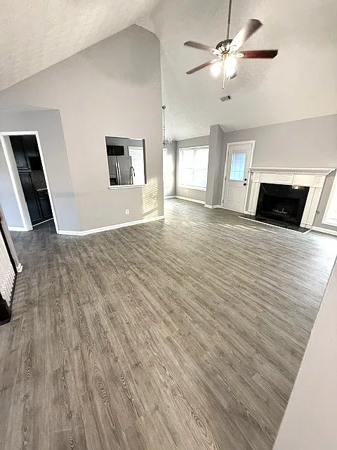 3 bed, 1958 sqft, $1,995 — Photo 2