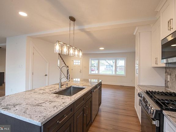 4th image of 321 Iris Rd