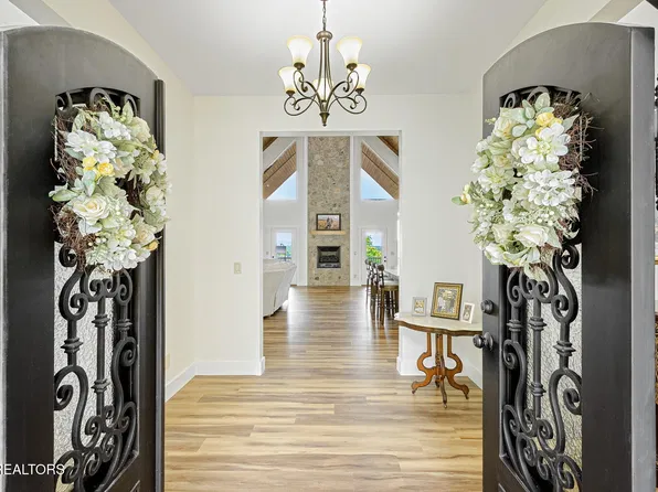 1005 Enchanted Dr, Dandridge, TN 37725
