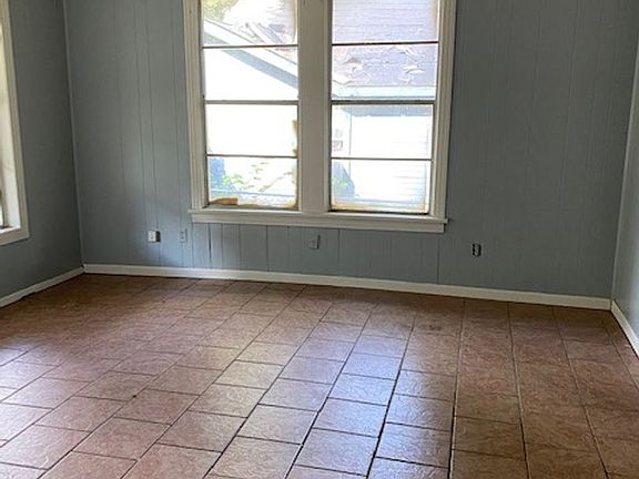 4th image of 6107 Henderson Ave