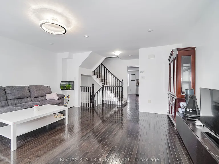401 Rossland Rd E — Photo 11
