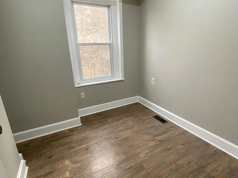 220 Pearl St — Photo 13