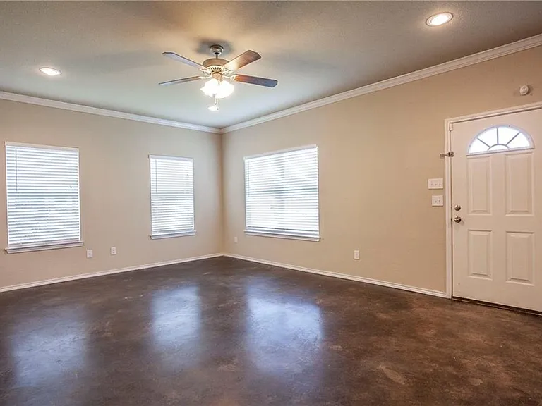 323 French Ave — Photo 1