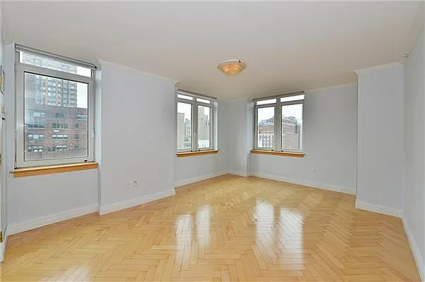 Rented by Siderow Residential Group | media 3