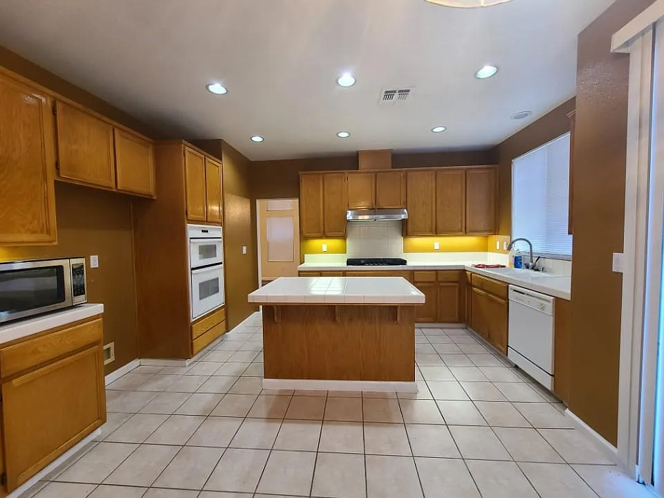 5 bed, 2981 sqft, $3,550 — Photo 4