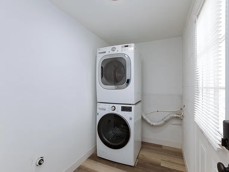2552 Champions Cir #8 — Photo 15