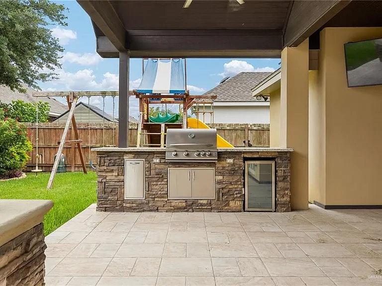 2612 Serrano St — Photo 23
