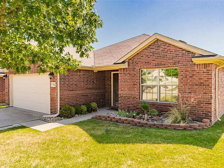 704 Cedar Cove Dr — Photo 1