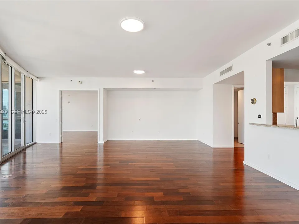 Building Photo 5