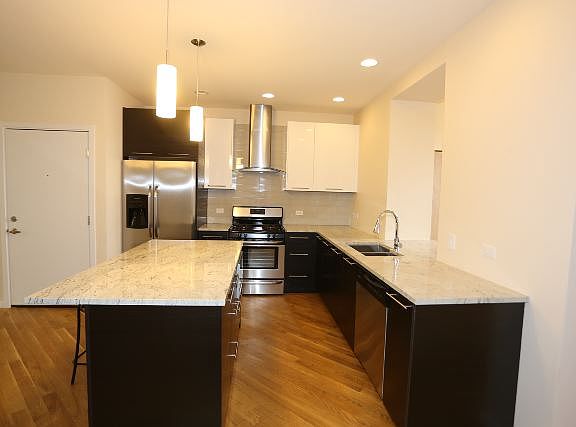 3rd image of 900 N Fairfield Ave #1N