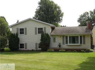 1114 W Gunnell Rd, Eaton Rapids, MI 48827