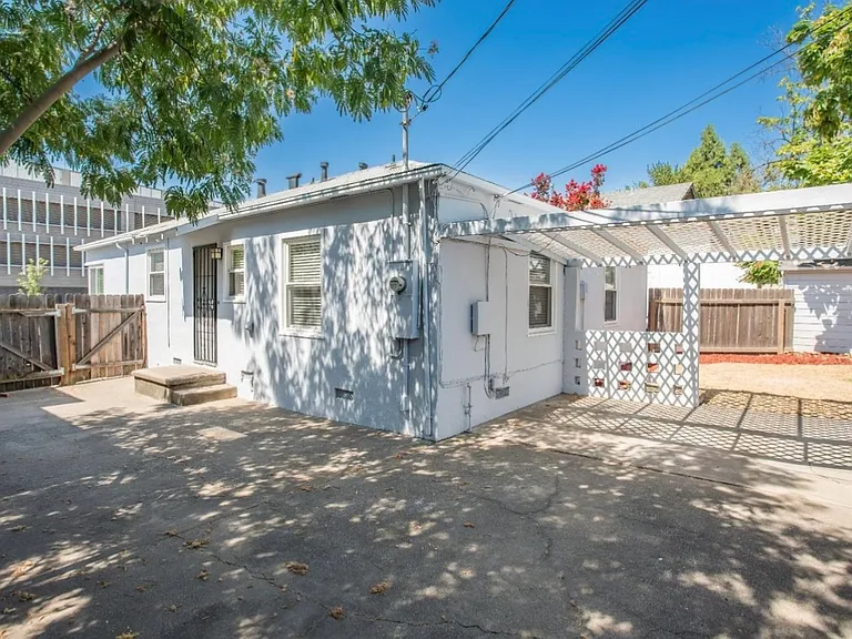 4717 V St — Photo 2