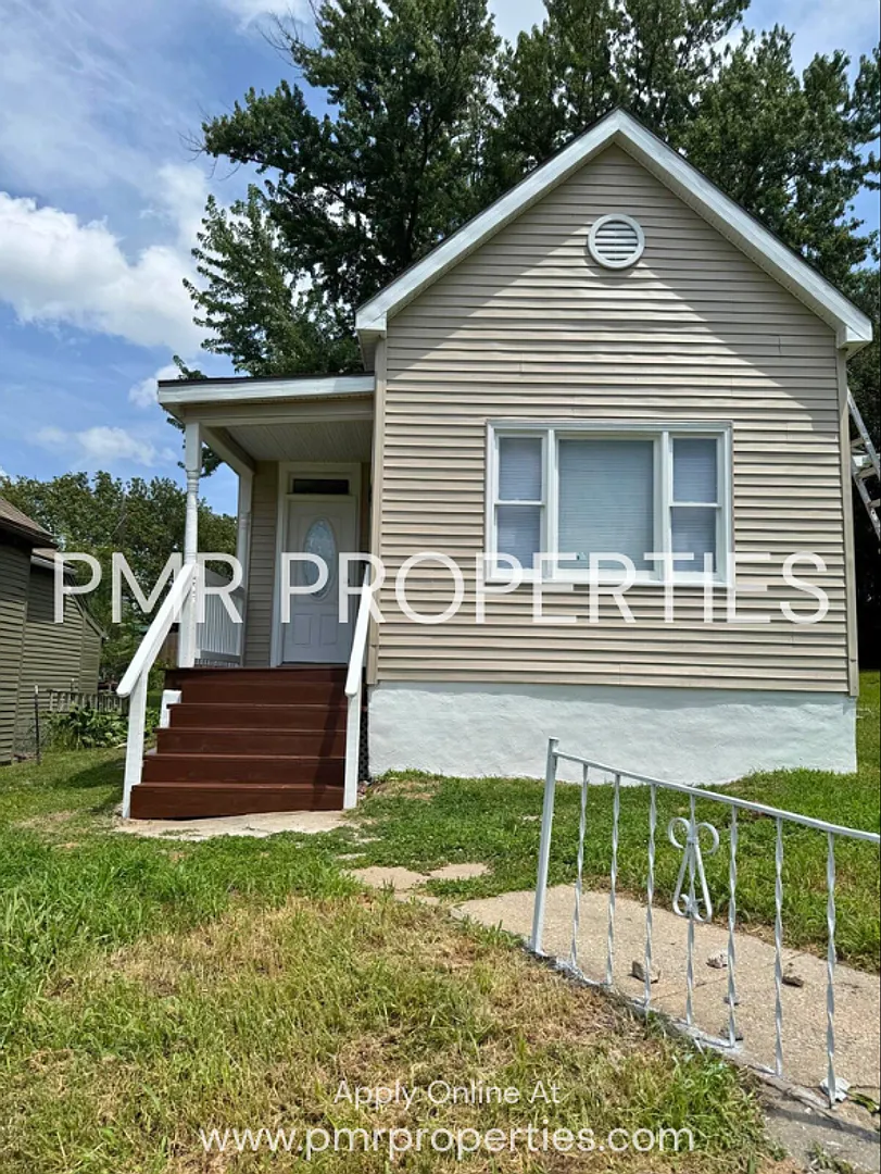 2 Bedrooms/1 Bathroom House — Photo 1
